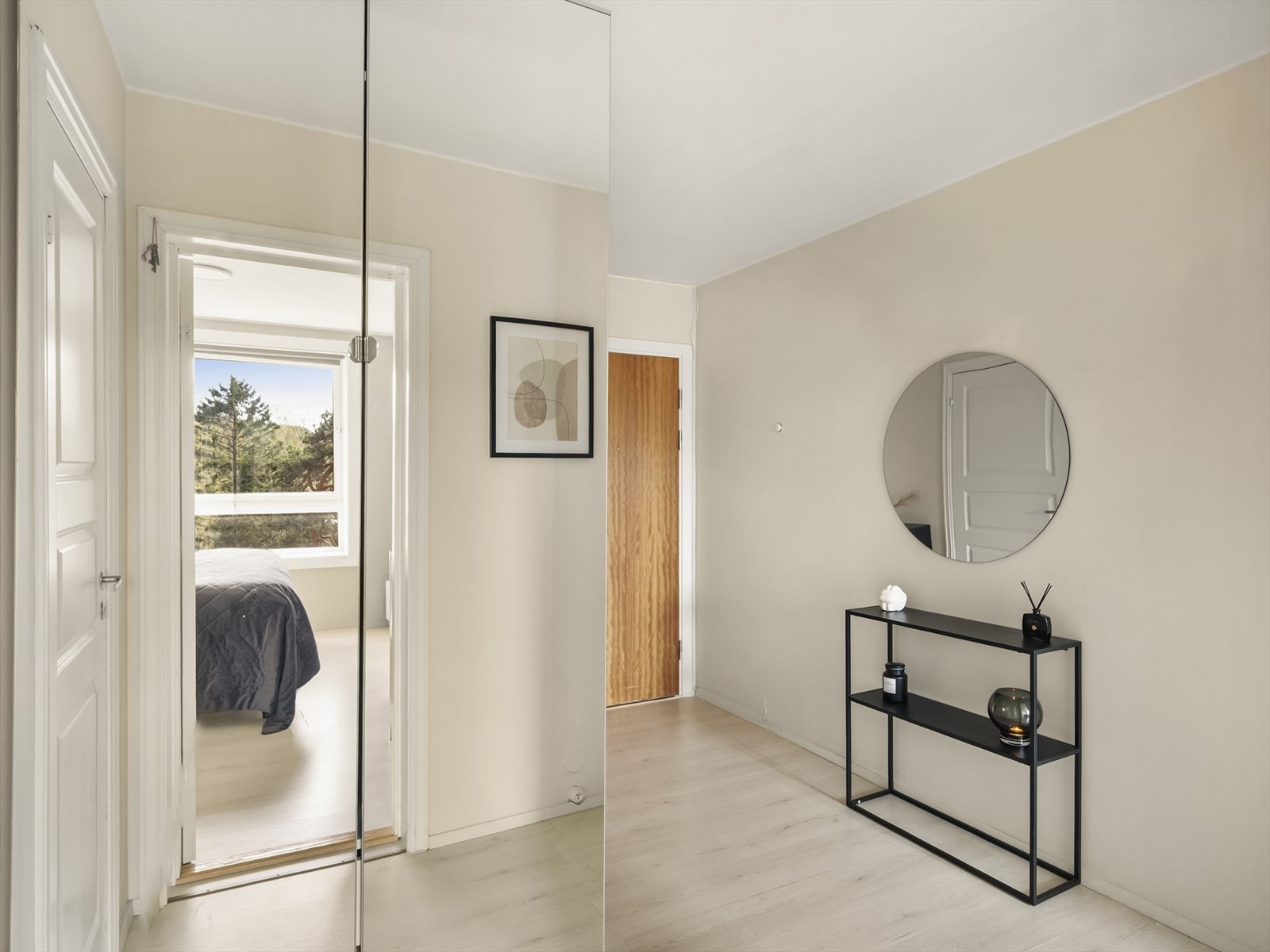 Gjennomgående laminatgulv og malte, slette flater gir et helhetlig inntrykk fra du kommer inn. Galleribilde