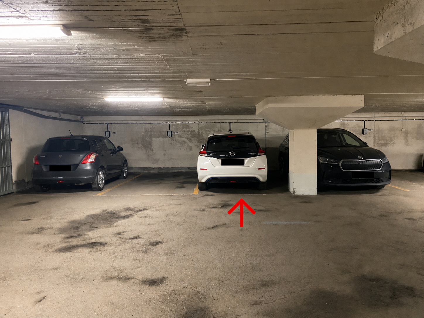 Parkering i felles garasjeanlegg med lademuligheter. Galleribilde