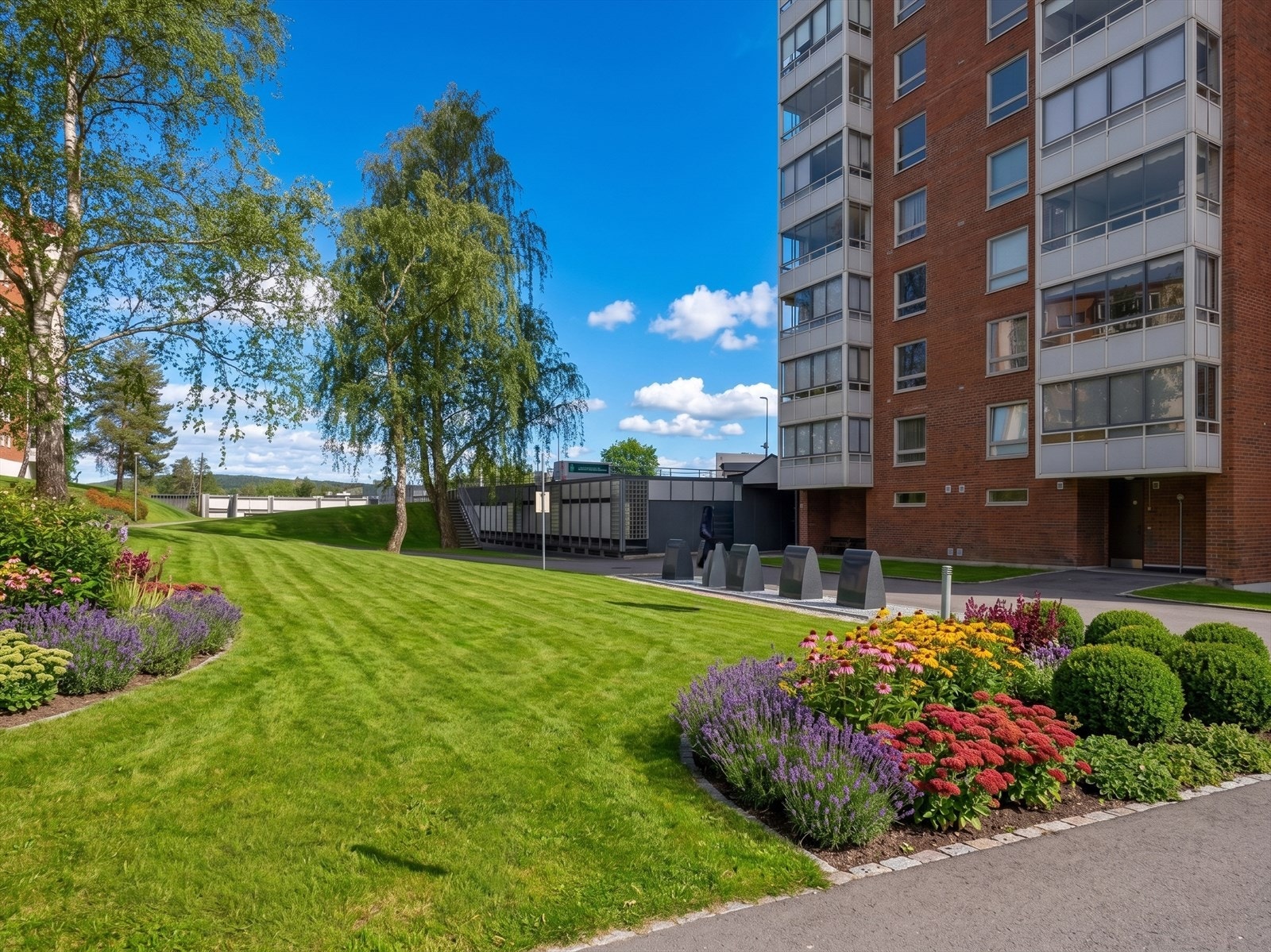 Borettslaget har pent opparbeidede fellesarealer med plener, beplantning og lekeplass. Bildet er AI-generert. Galleribilde