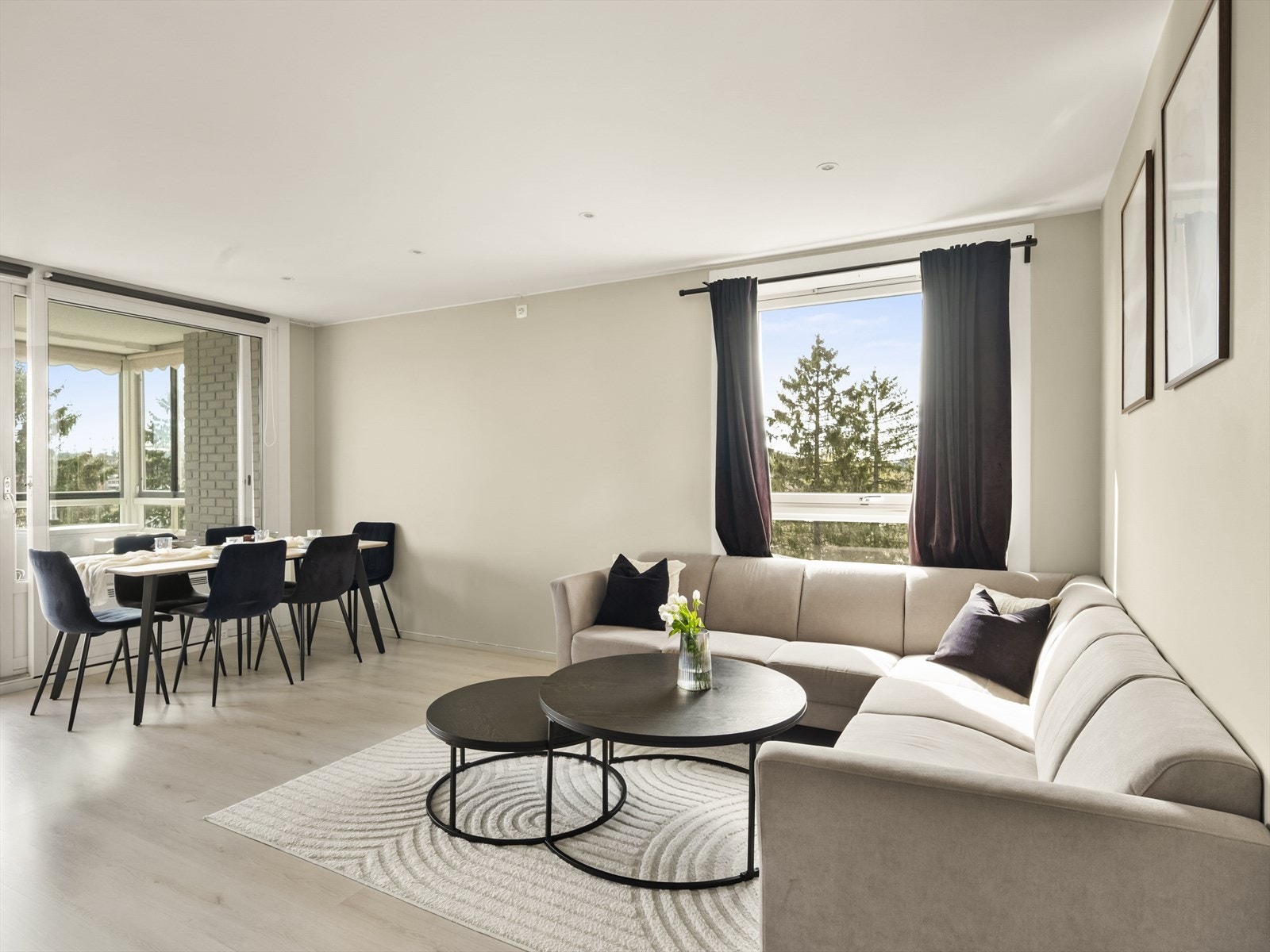 Stuen har plass til både sofagruppe og spisebord. Galleribilde