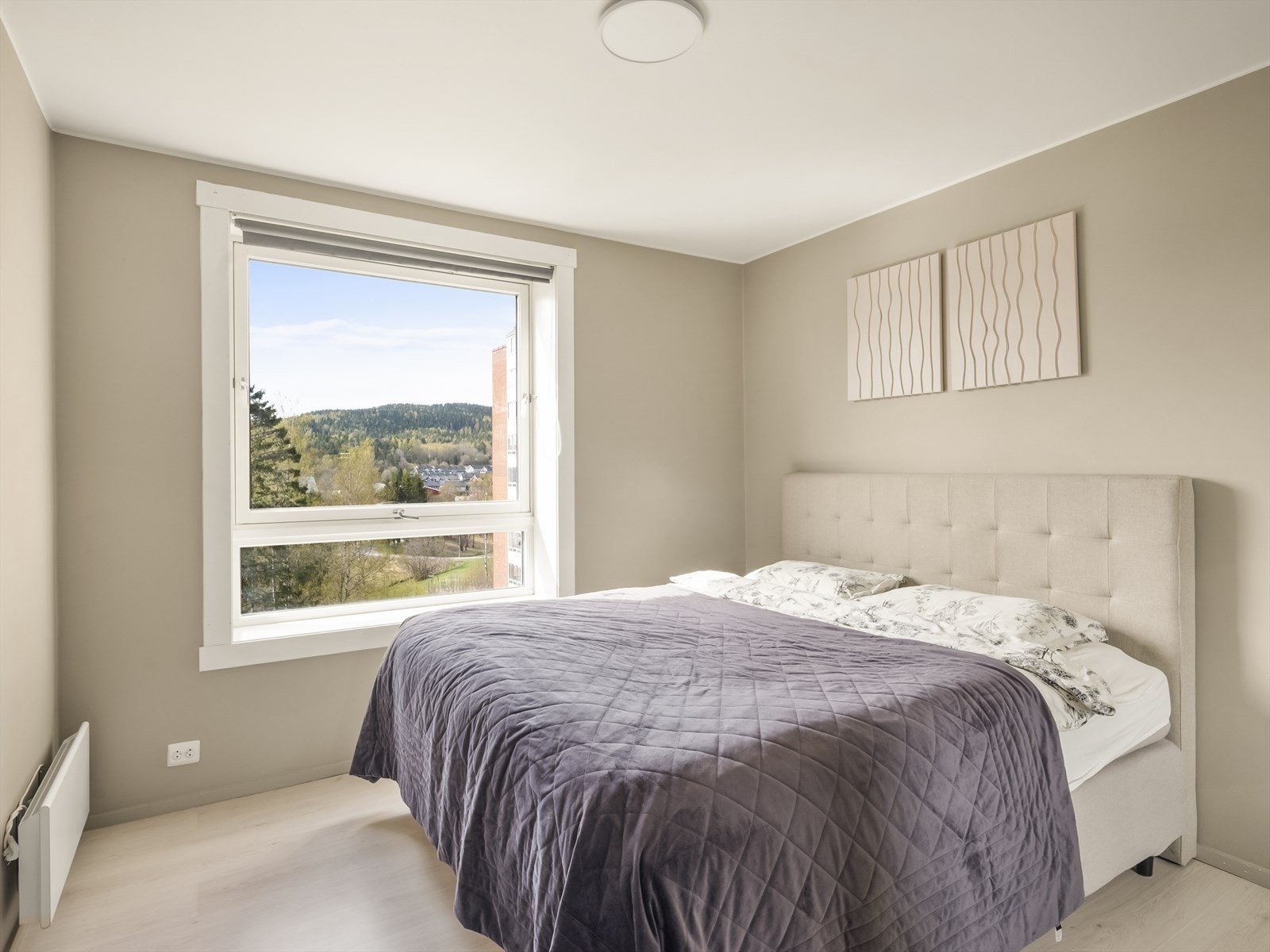 Romslig hovedsoverom med plass til dobbeltseng og garderobeløsning, samt nattbord og ekstra kommode om ønskelig. Galleribilde