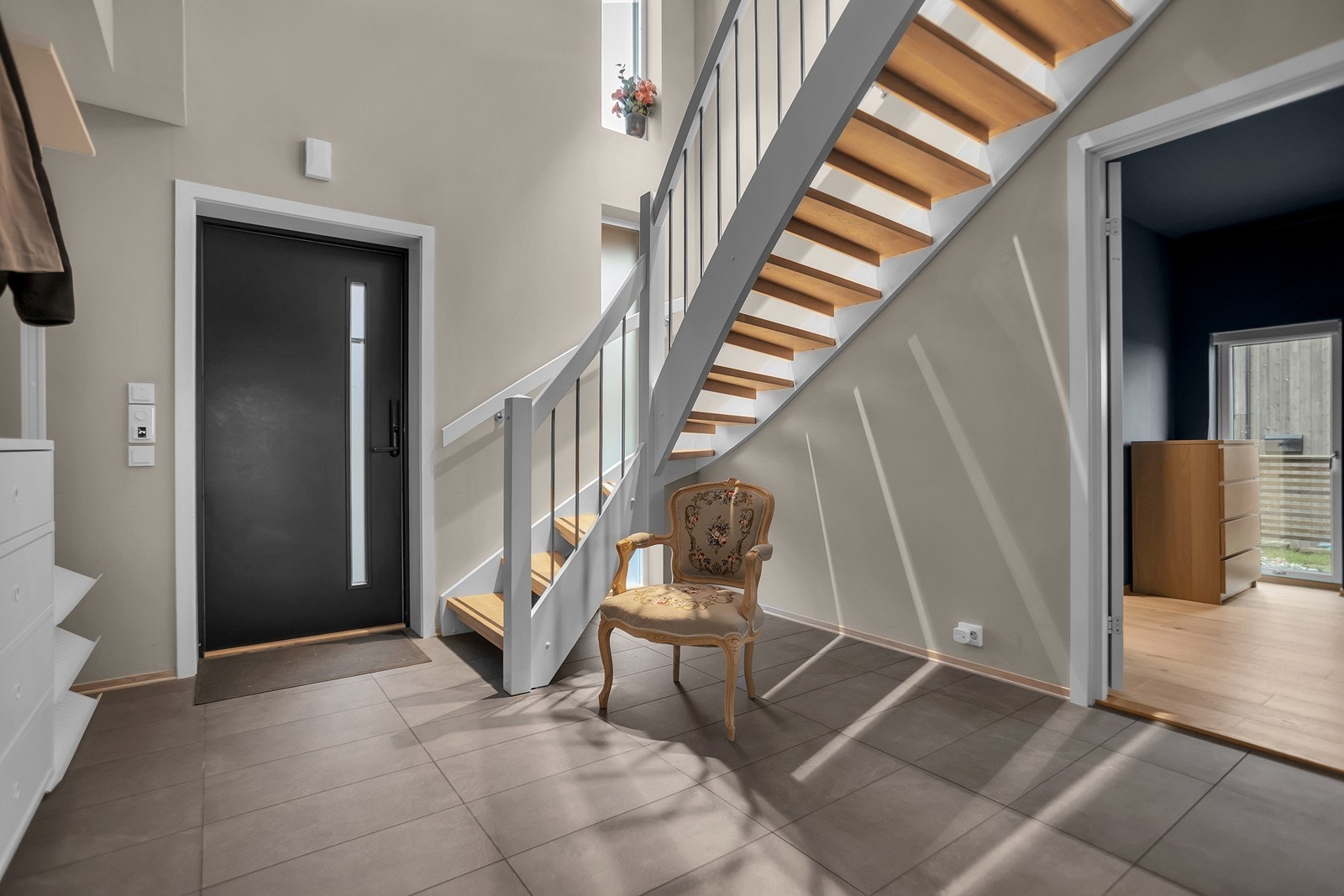 1. etasje inneholder entré/hall, bad, vaskerom, bod og fire soverom, hvorav ett i dag benyttes som stue. Det er også direkte adkomst til garasje fra denne etasjen. Galleribilde