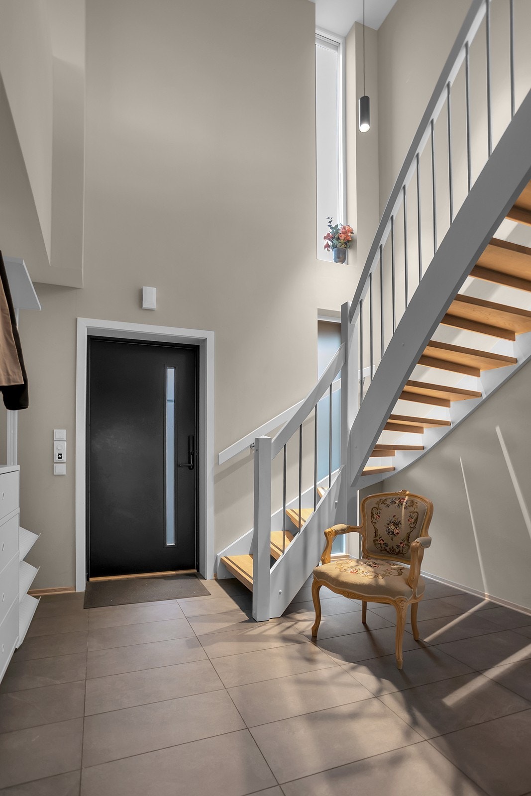 Velkommen inn i en lys og innbydende entré med god takhøyde, moderne uttrykk og store vindusflater som slipper inn rikelig med naturlig lys. Galleribilde