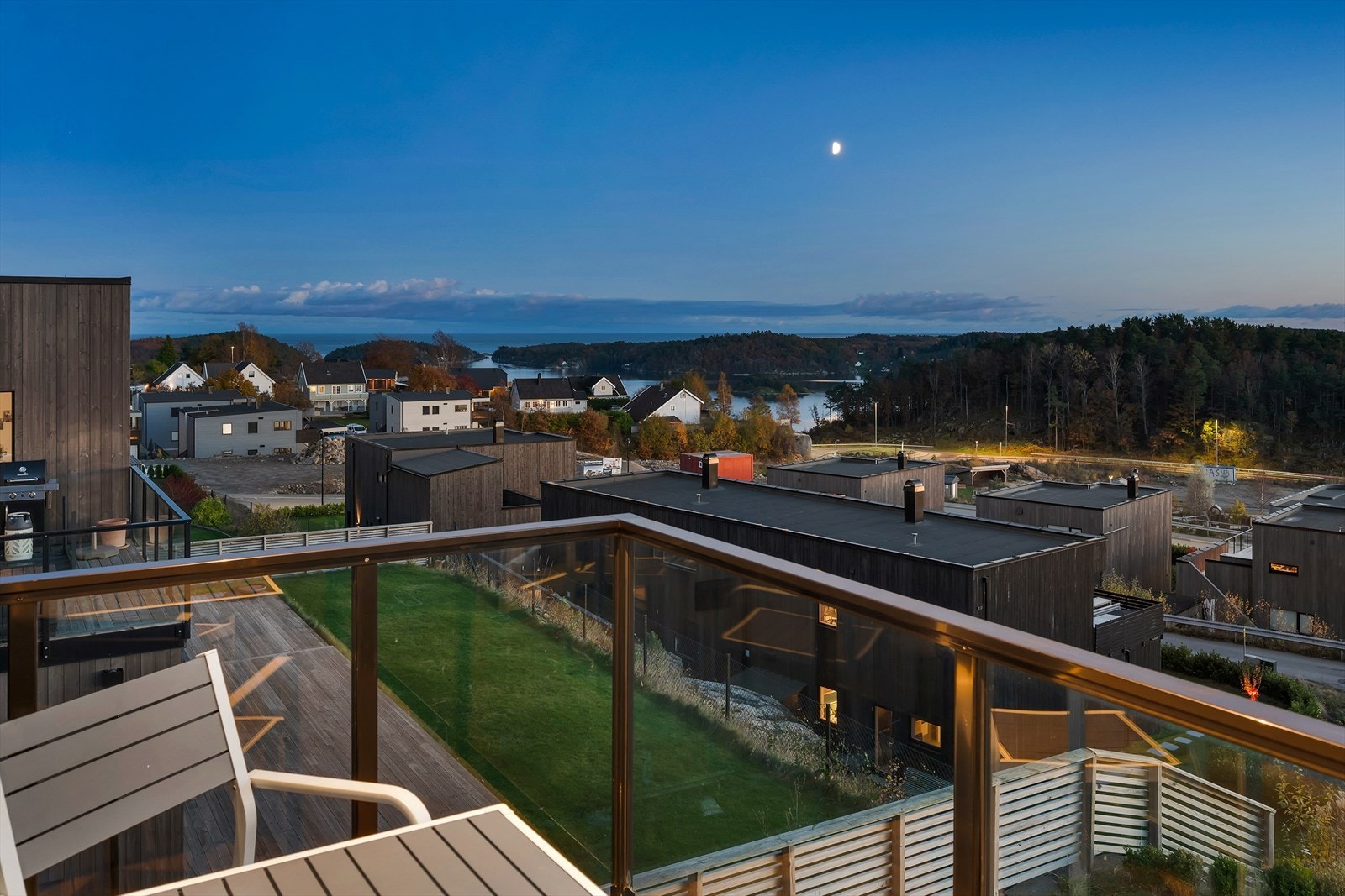 Fra balkongen kan man nyte nydelig utsikt mot sjøen og nærområdet, samt gode solforhold gjennom store deler av dagen. Galleribilde