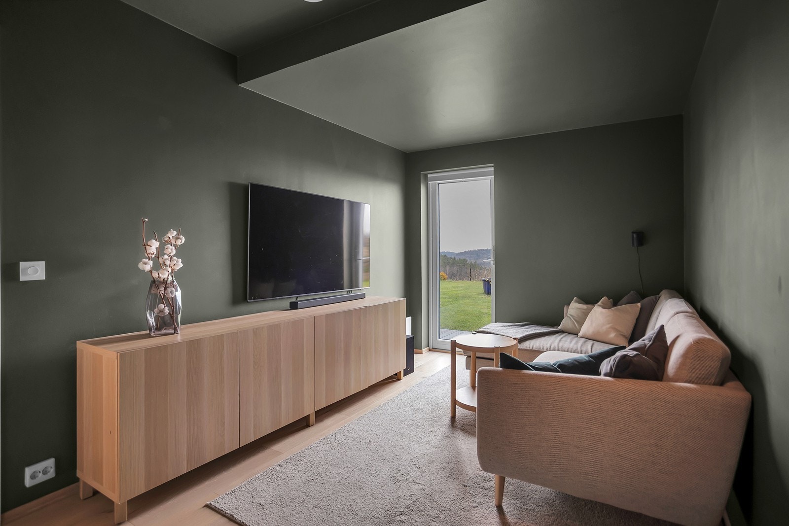 Soverom 2 benyttes i dag som TV-stue, og rommet gir fleksible bruksmuligheter etter behov. Det er også utgang til uteområdet fra rommet. Galleribilde