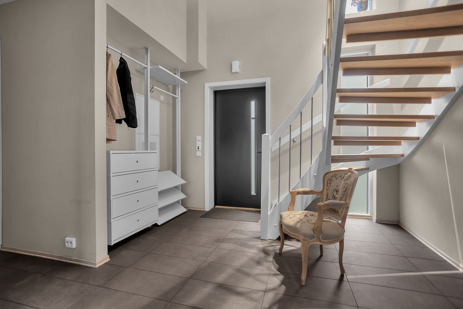 Entréen har gode oppbevaringsmuligheter med plass til yttertøy, sko og øvrig oppbevaring. Galleribilde