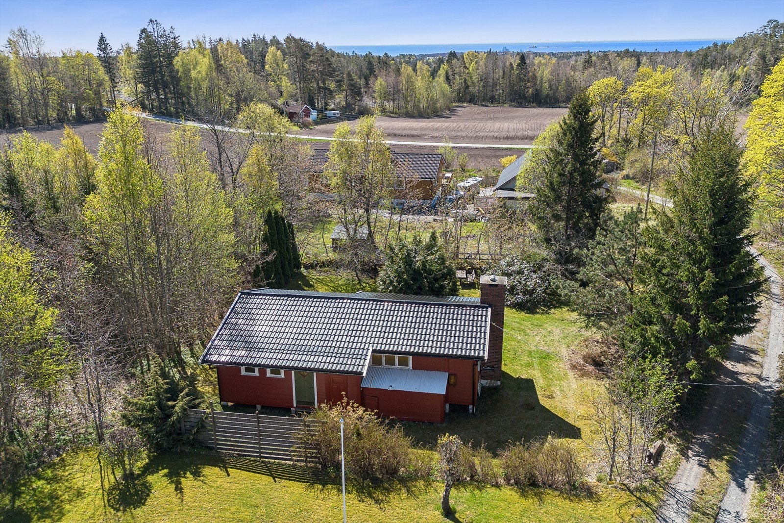 Tomten er åpen og lys, opparbeidet med plen og trær. Hytten er fint plassert i terrenget i naturskjønne omgivelser med veldig gode solforhold. Det er bilvei helt frem og parkering rett utenfor inngangsdøra. Galleribilde