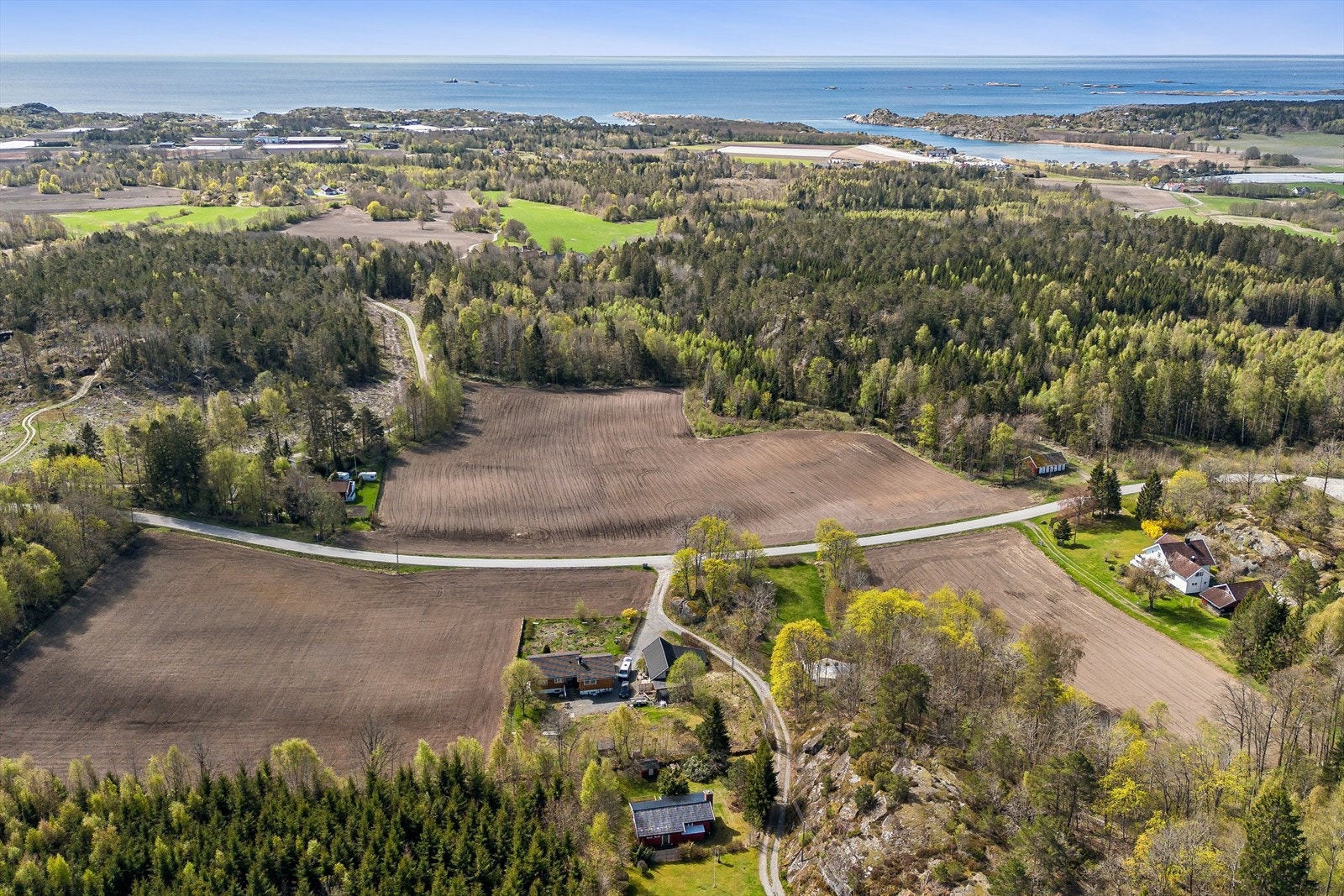 Eiendommen ligger landlig og rolig til langs Helgeroveien, med umiddelbar nærhet til den 35 kilometer lange kyststien som strekker seg fra Stavern til Helgeroa. Galleribilde