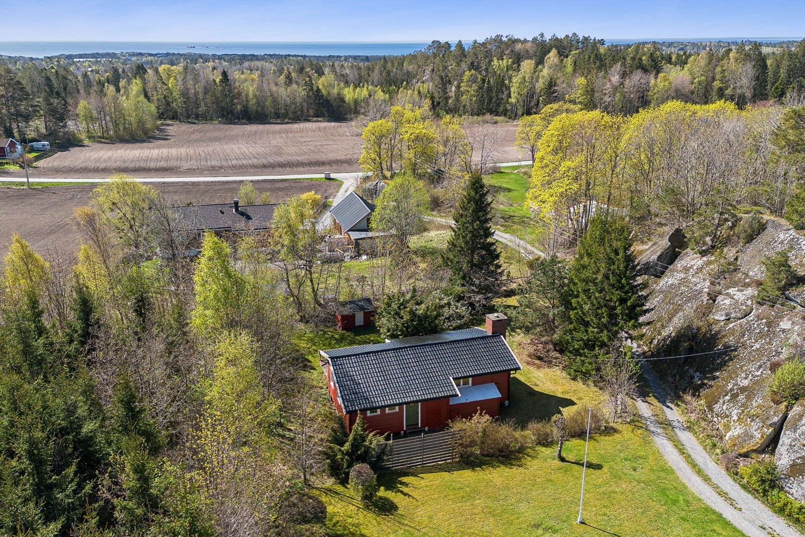 Solrik eiendom, god boltreplass for både store og små. Her finner man mange hyggelige uteplasser hvor en kan sitte lunt, usjenert og nyte flotte dager. Galleribilde