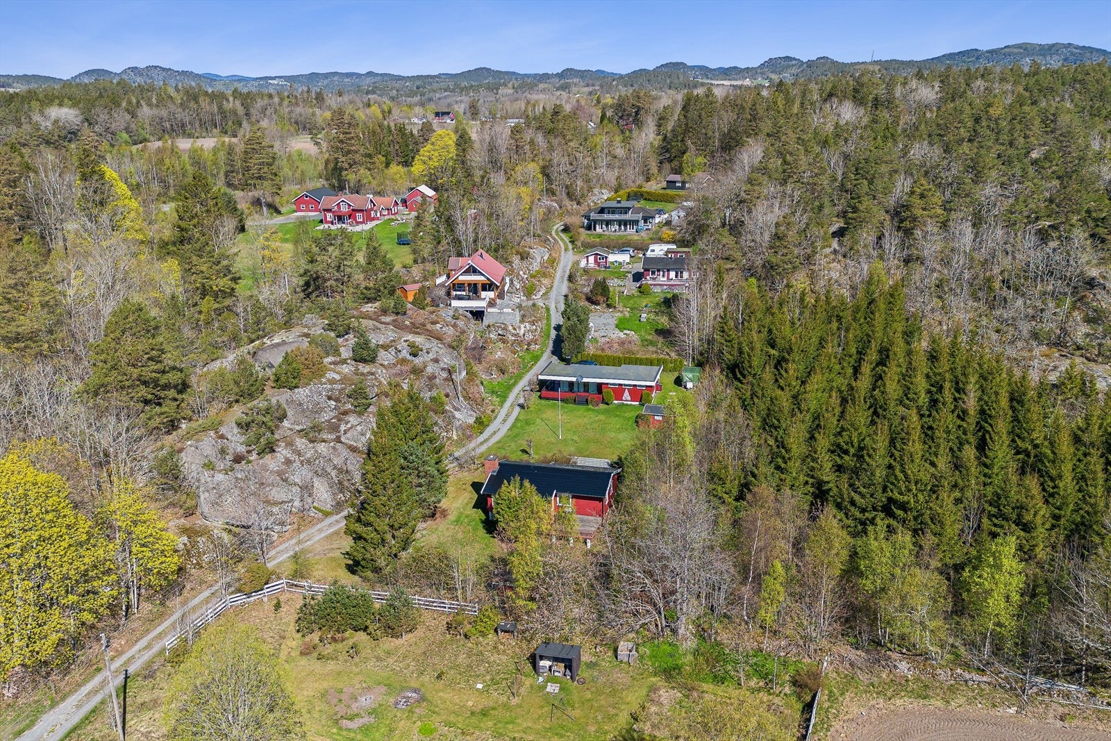 Området gir tilgang til det beste fra to verdener: roen på landet og det yrende livet i sommerbyene. Stavern, med sine gallerier, restauranter som Kaikanten og historiske Fredriksvern Verft, er kun en kort kjøretur unna. Galleribilde