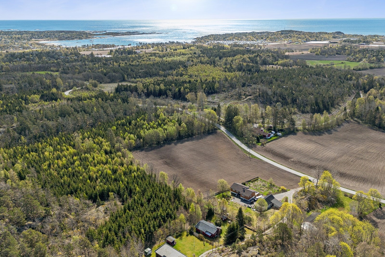 Sommerdager tilbringes enkelt ved sjøen, med en kort sykkeltur til et rikt utvalg av badeplasser. Lydhusstranda, Kjærstranda og Foldvik Familiepark ligger alle innenfor 10minutter på sykkelsetet. For båtfolk er det kort vei til både Helgeroa og Stavern. Galleribilde