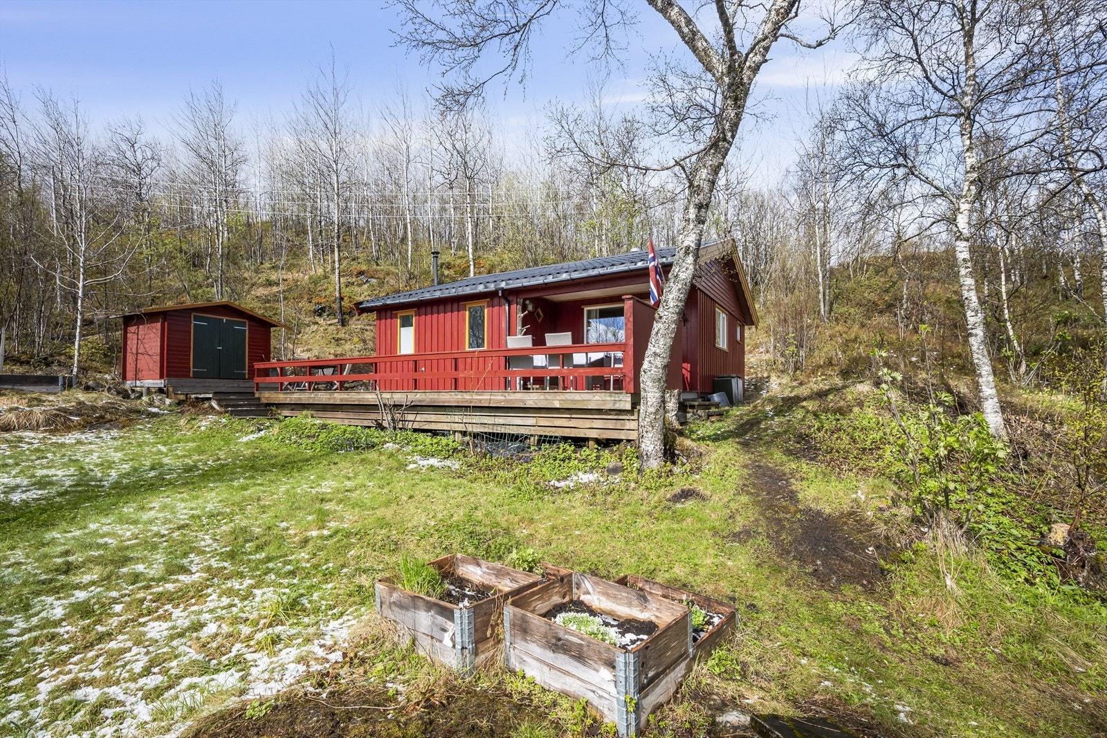 Eiendommen ligger på en lett hellende naturtomt med plass til dyrkekasser og uteaktiviteter. Galleribilde