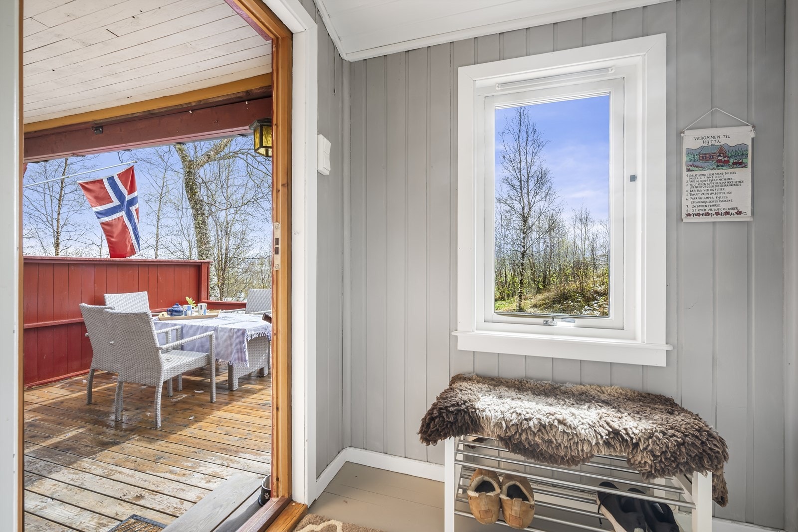 Fra entréen er det direkte utgang til den overbygde delen av terrassen. Galleribilde