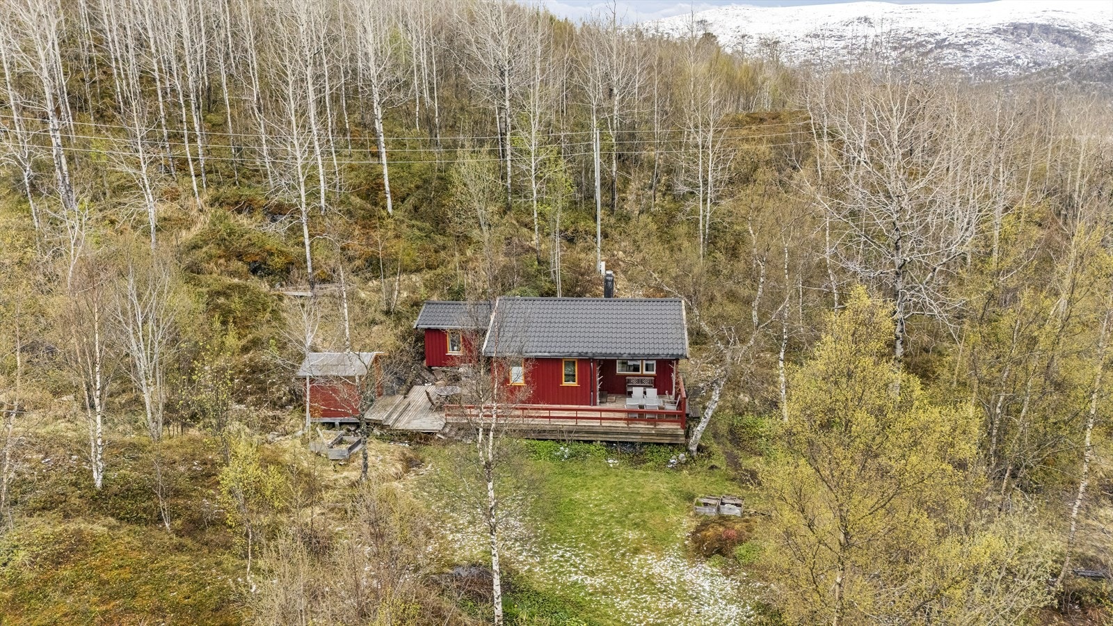 Eiendommen ligger med sjøen og naturen som nærmeste nabo. Eget naust like nedenfor. Galleribilde