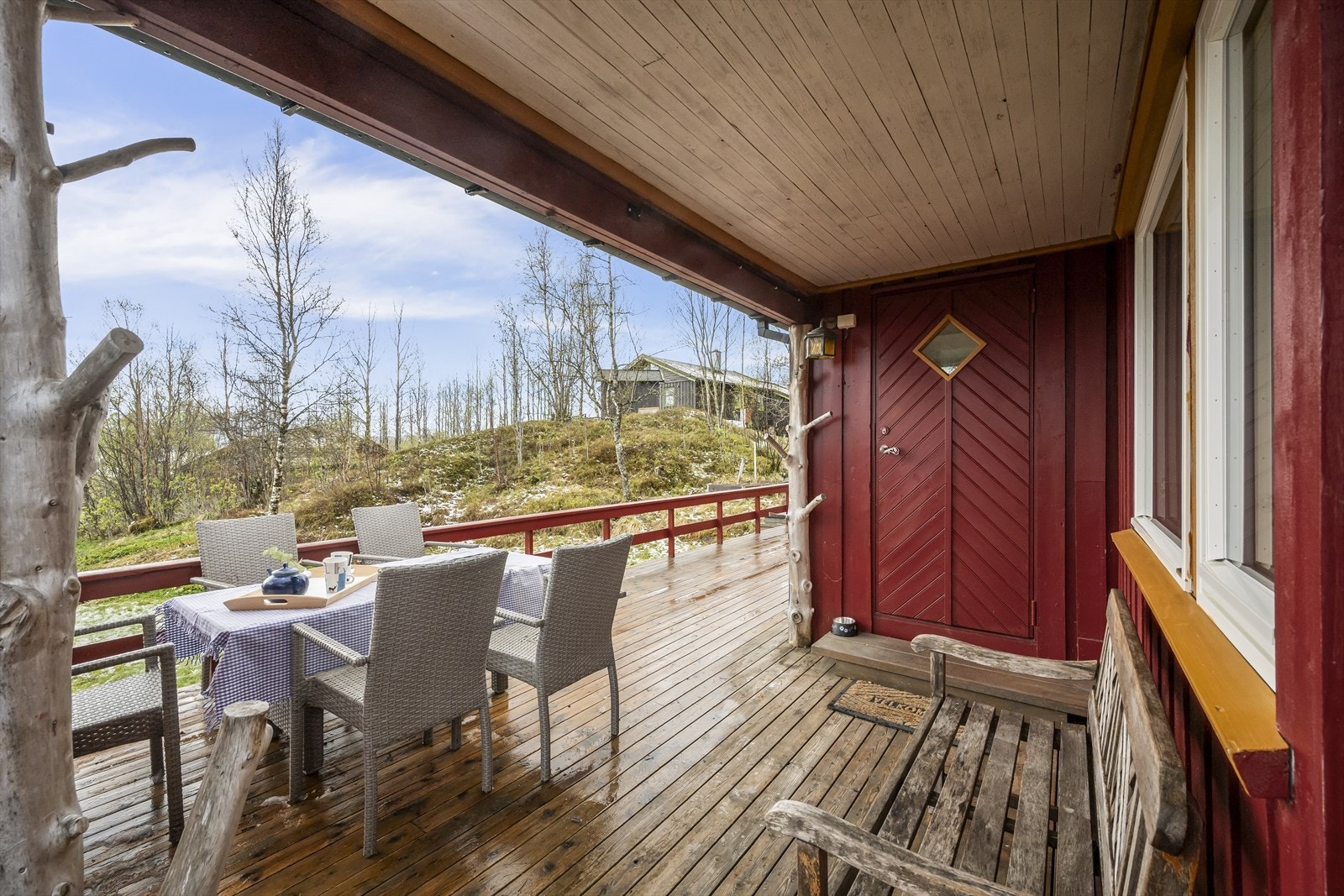 En overbygd del av terrassen gir ly for vær og vind. Galleribilde