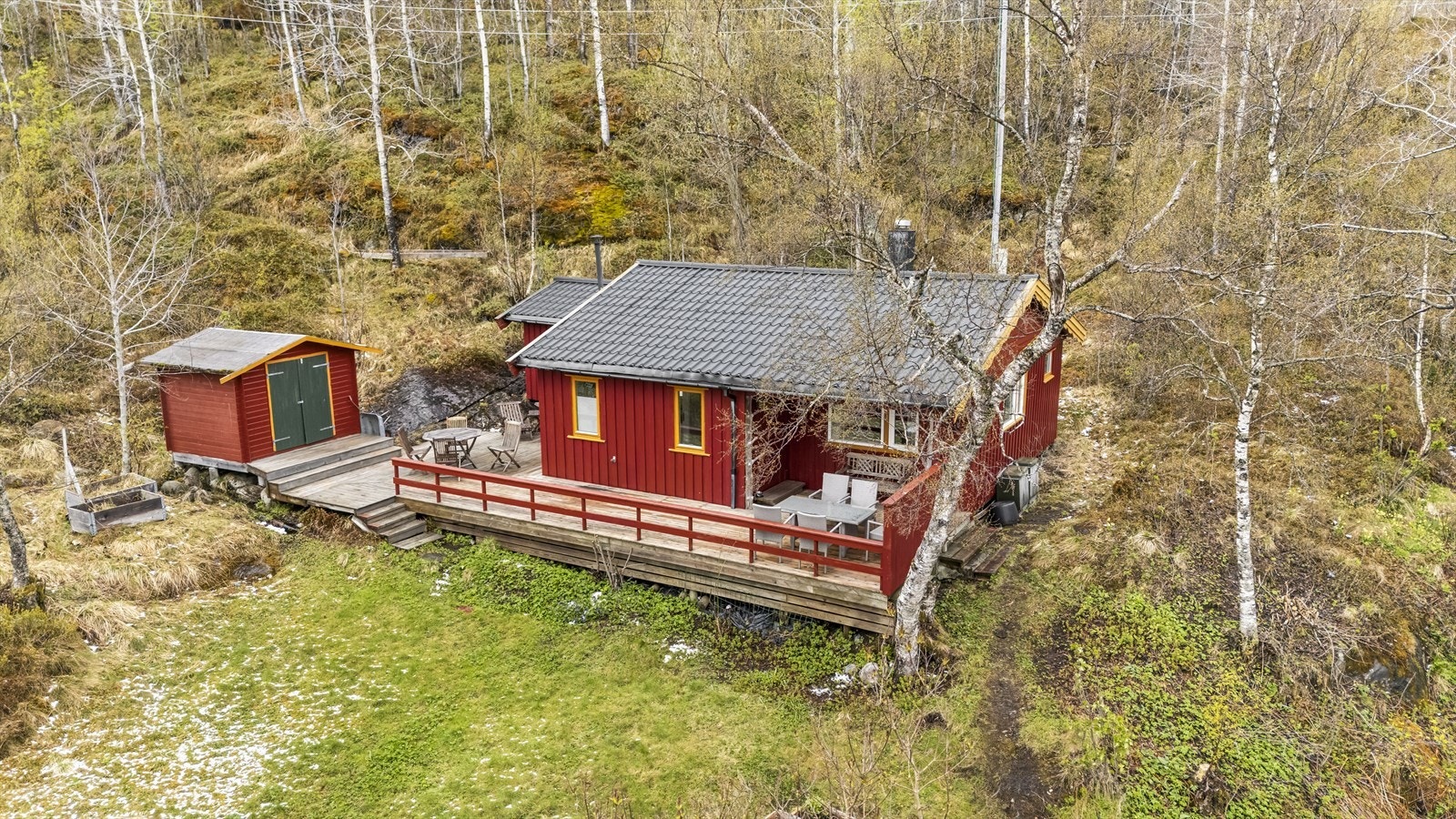 Her får du en usjenert fritidseiendom på en eiet naturtomt på omtrent 1,3 mål. Galleribilde