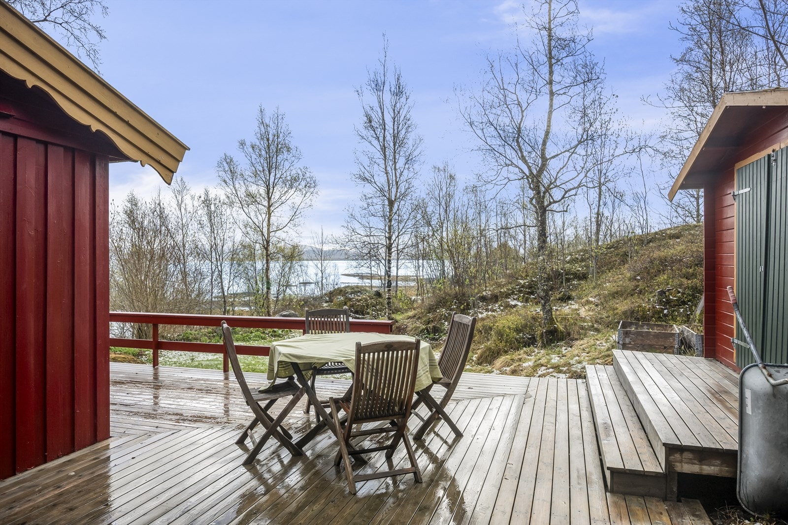 Fra terrassen kan du nyte utsikten mot sjøen og det omkringliggende landskapet. Galleribilde