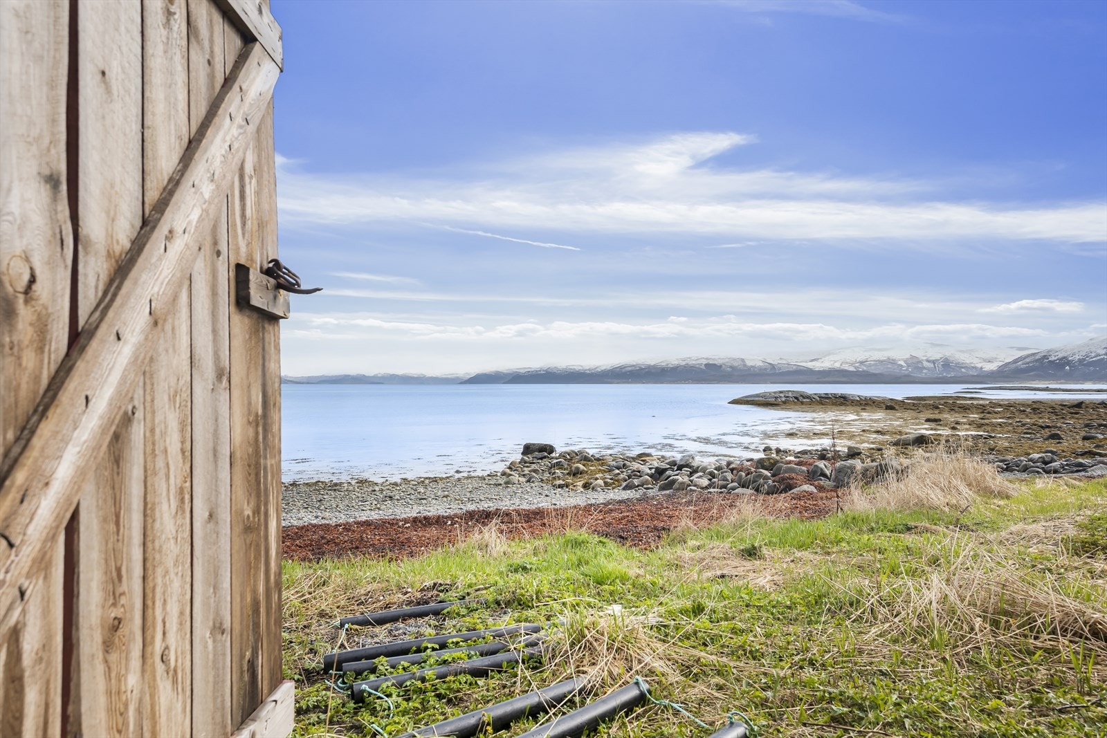 Fra naustet er det bare noen få skritt ned til fjæra. Galleribilde