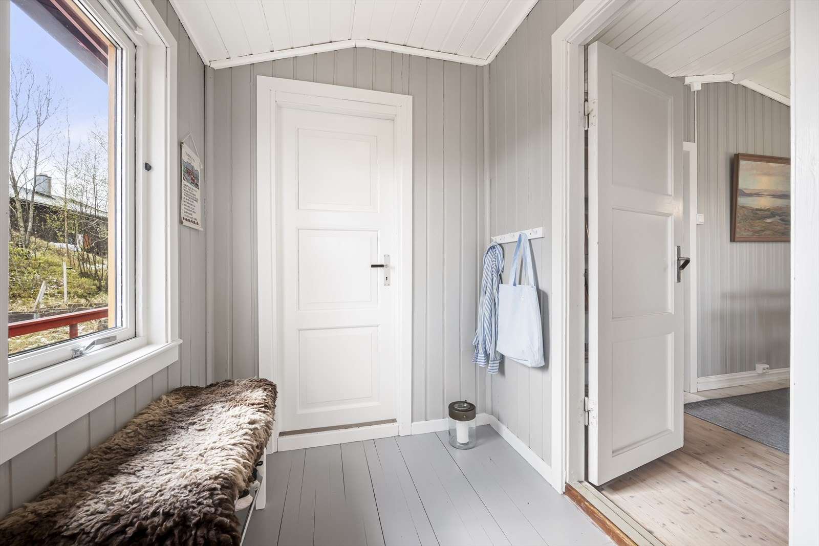 Entréen har plass til oppbevaring av yttertøy og gir adkomst til hyttas oppholdsrom. Galleribilde