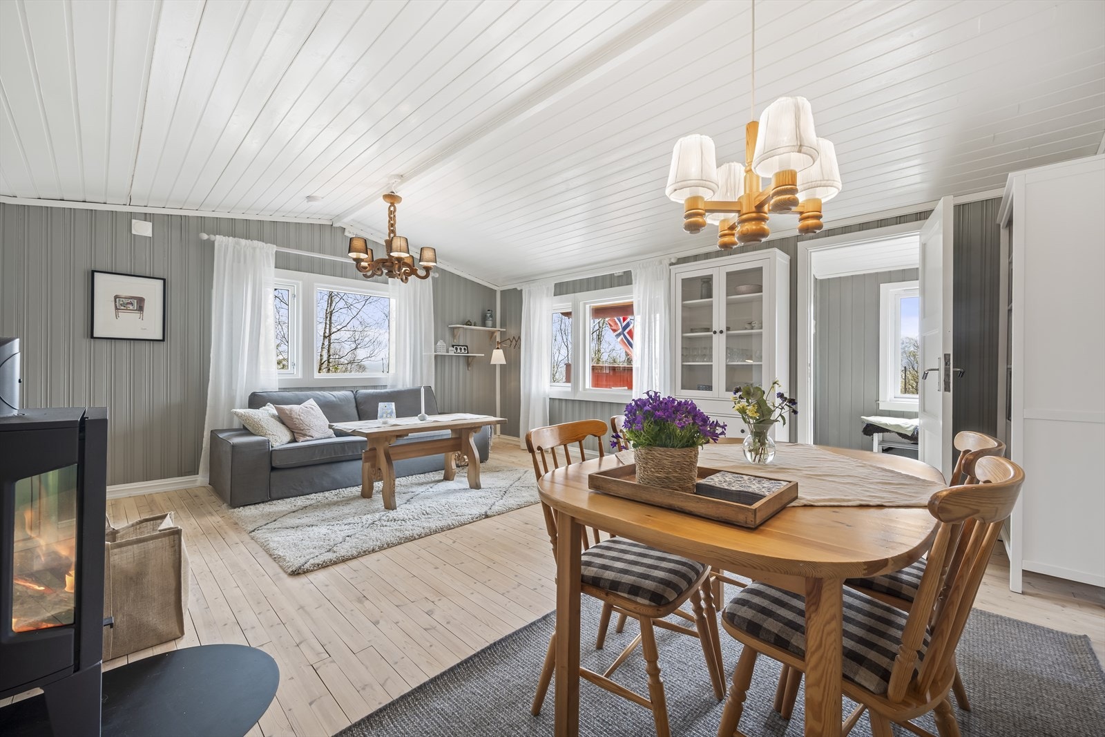 Stuen har en lun atmosfære med plass til både sofagruppe og spisebord. Galleribilde