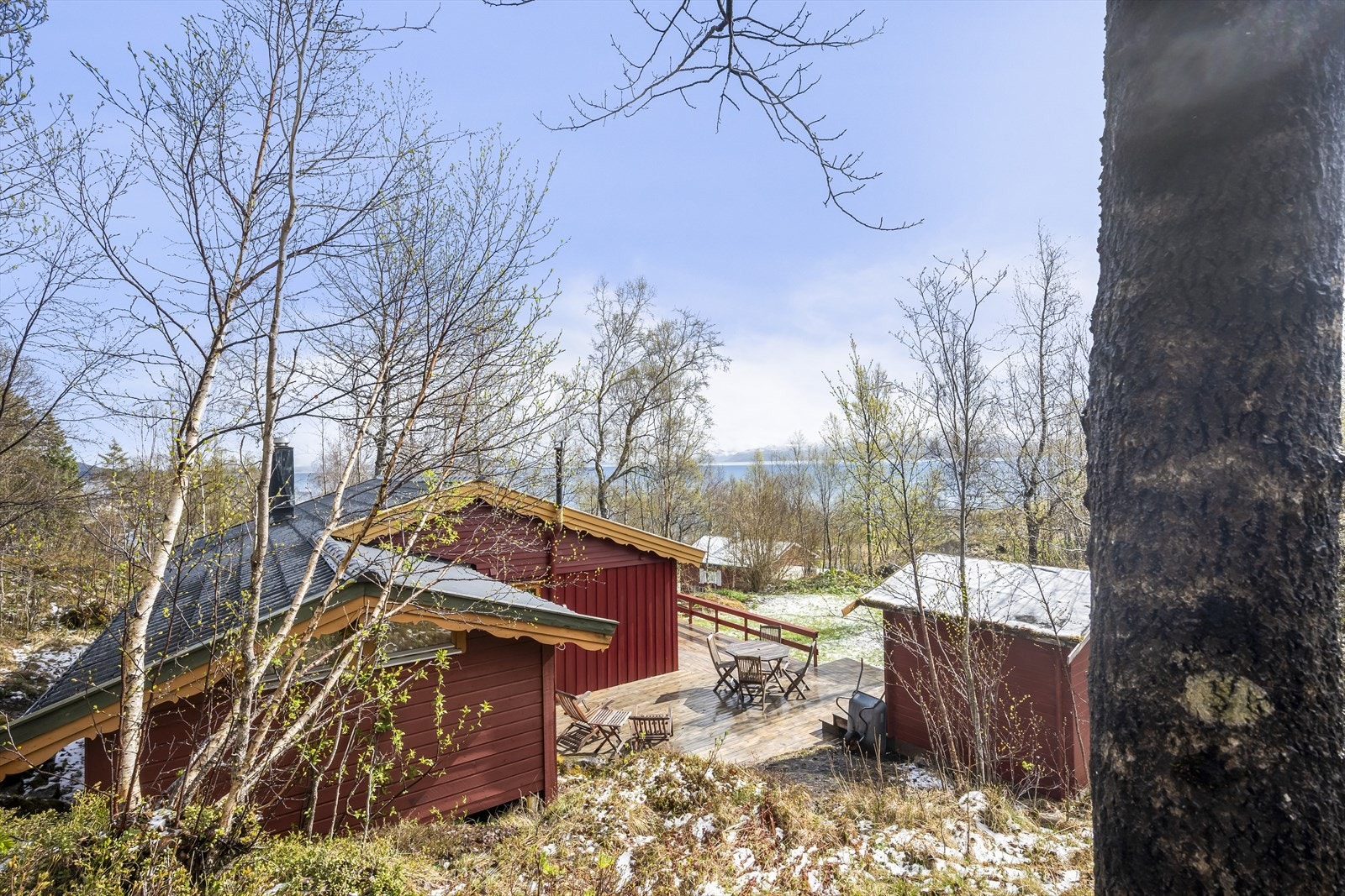 Eiendommen består av hytte, anneks og utebod, som gir fleksible bruksmuligheter. Galleribilde