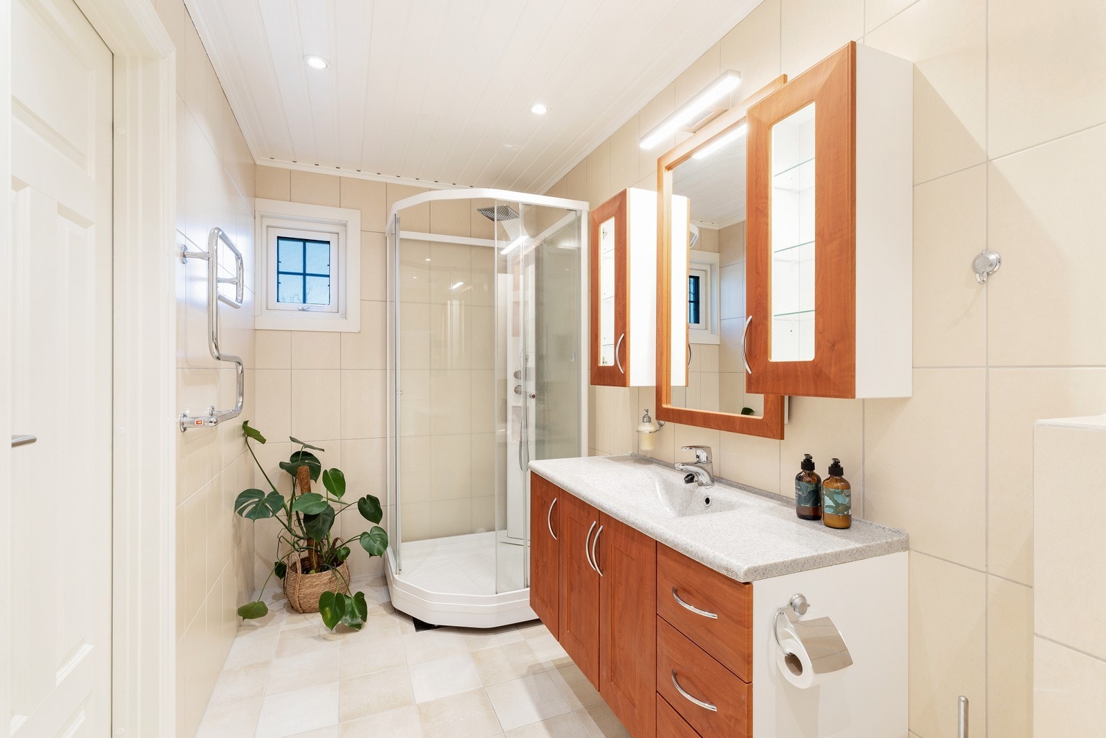 Adkomst til badet fra gangen og soverommet. Galleribilde