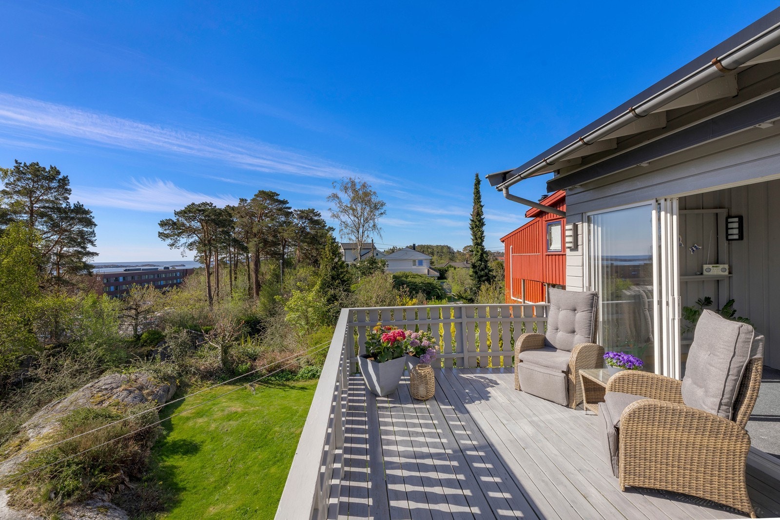 Her kan man nyte fine sommerdager og trekke inn i hagestuen på kvelden. Galleribilde