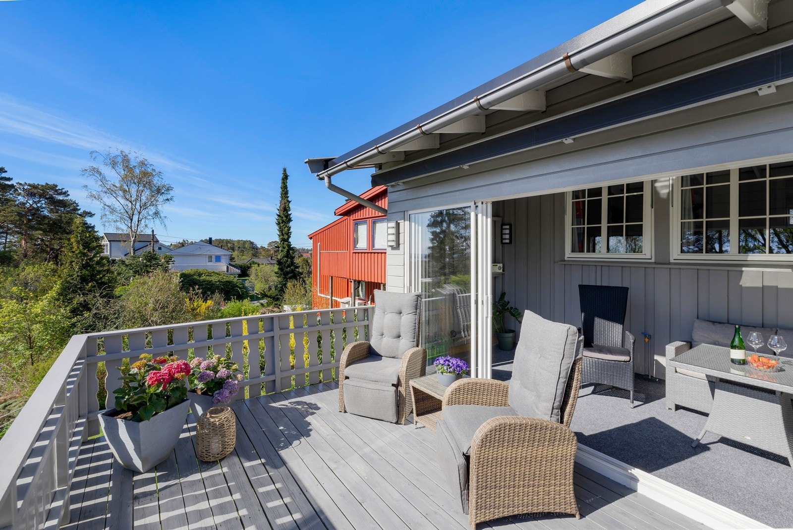 Terrasse og hagestue - et fint uteområde for både avslapning og sosiale sammenkomster. Galleribilde