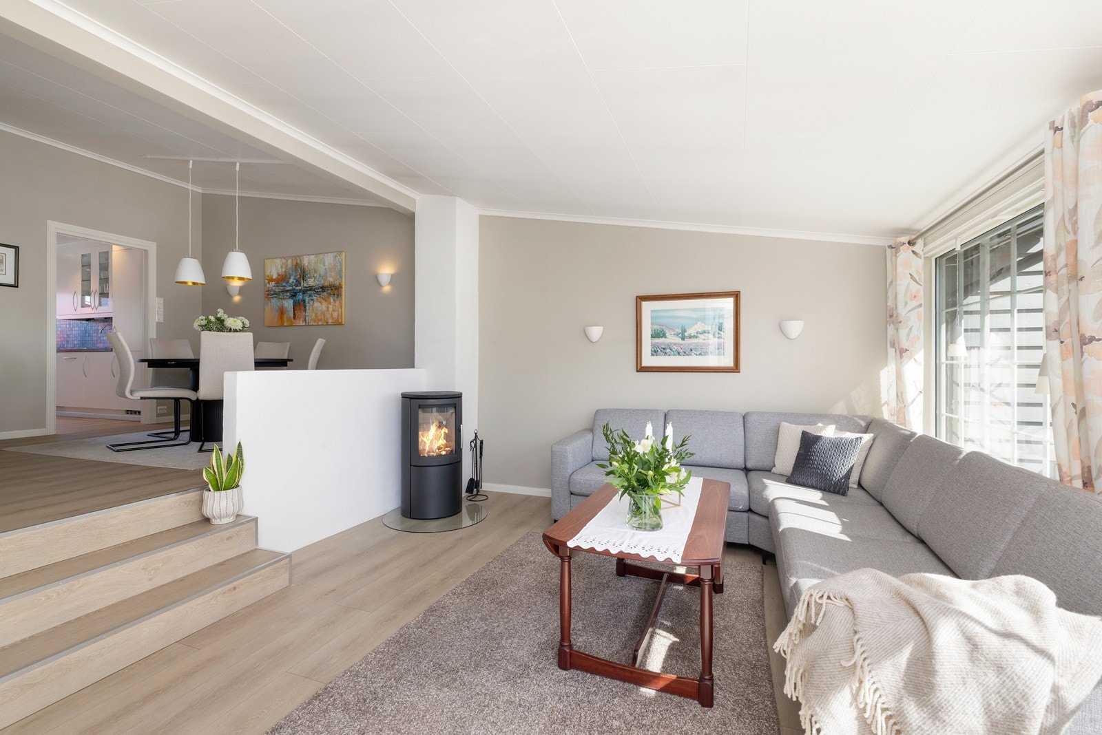 Lys og tiltalende bolig med gjennomgående pent og behagelig interiør. Galleribilde
