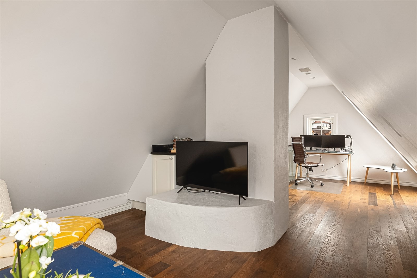 En smart plassert pipekjerne deler loftet naturlig inn i ulike soner. Galleribilde