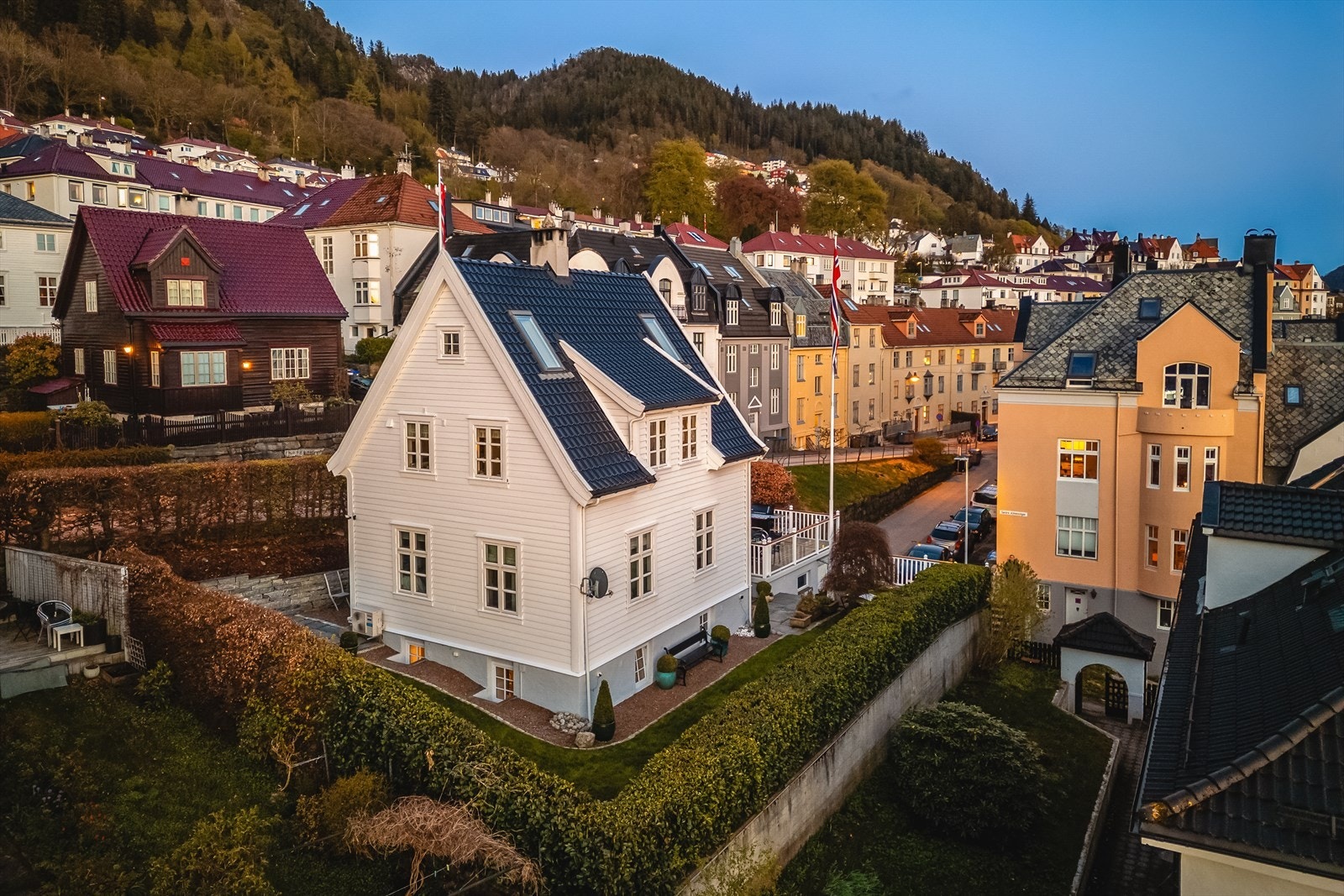 Eiendommen ligger attraktivt til i Sandviken, et historisk og veletablert nabolag i Bergen. Galleribilde