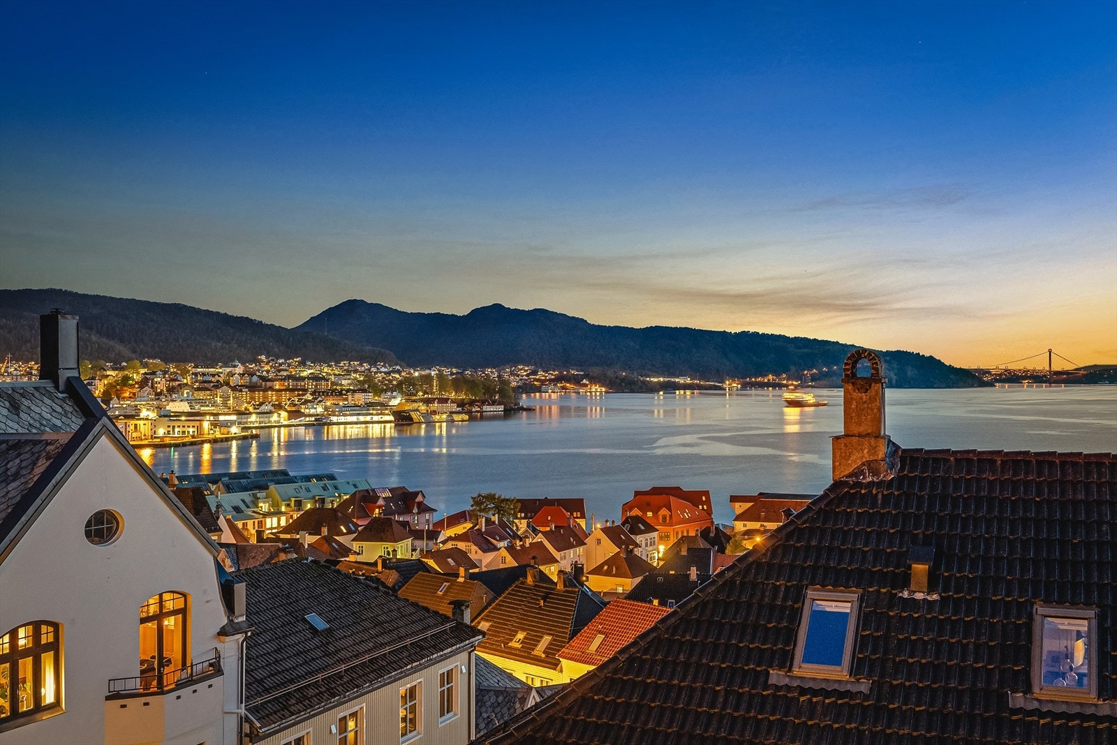 Fra eiendommen har man en vidstrakt utsikt over Vågen og innseilingen til Bergen. Galleribilde