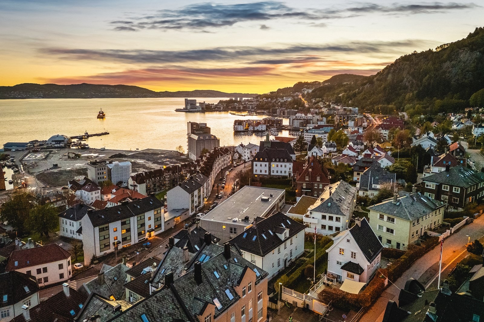 Boligen har en sentral og attraktiv beliggenhet med kort vei til det meste. Galleribilde