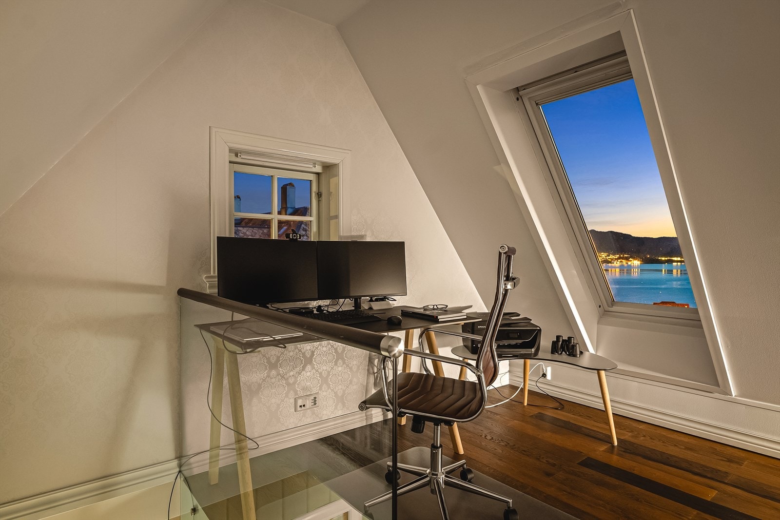 Fra kontorplassen på loftet har man en flott kveldsutsikt over fjorden. Galleribilde