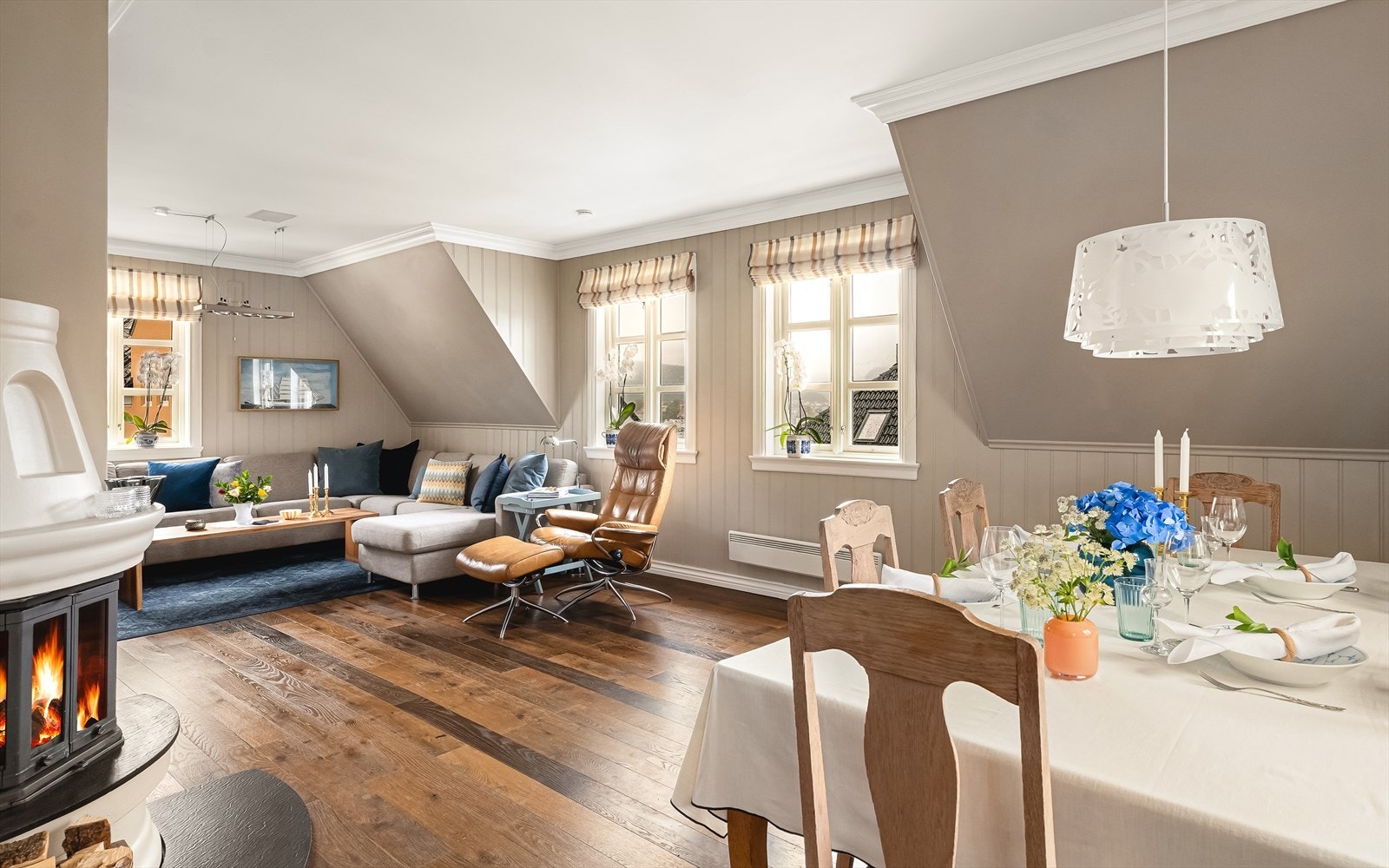 Stuen i andre etasje har plass til en stor sofagruppe og en egen spiseplass. Galleribilde