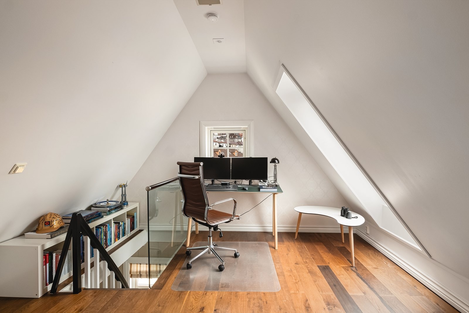 Her er det god plass til en hjemmekontorløsning, med lys fra store takvinduer. Galleribilde