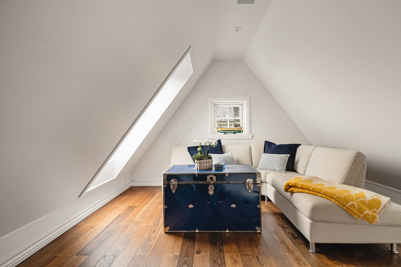 Loftstuen er et perfekt tilfluktssted, med plass til en sofagruppe under skråtaket. Galleribilde