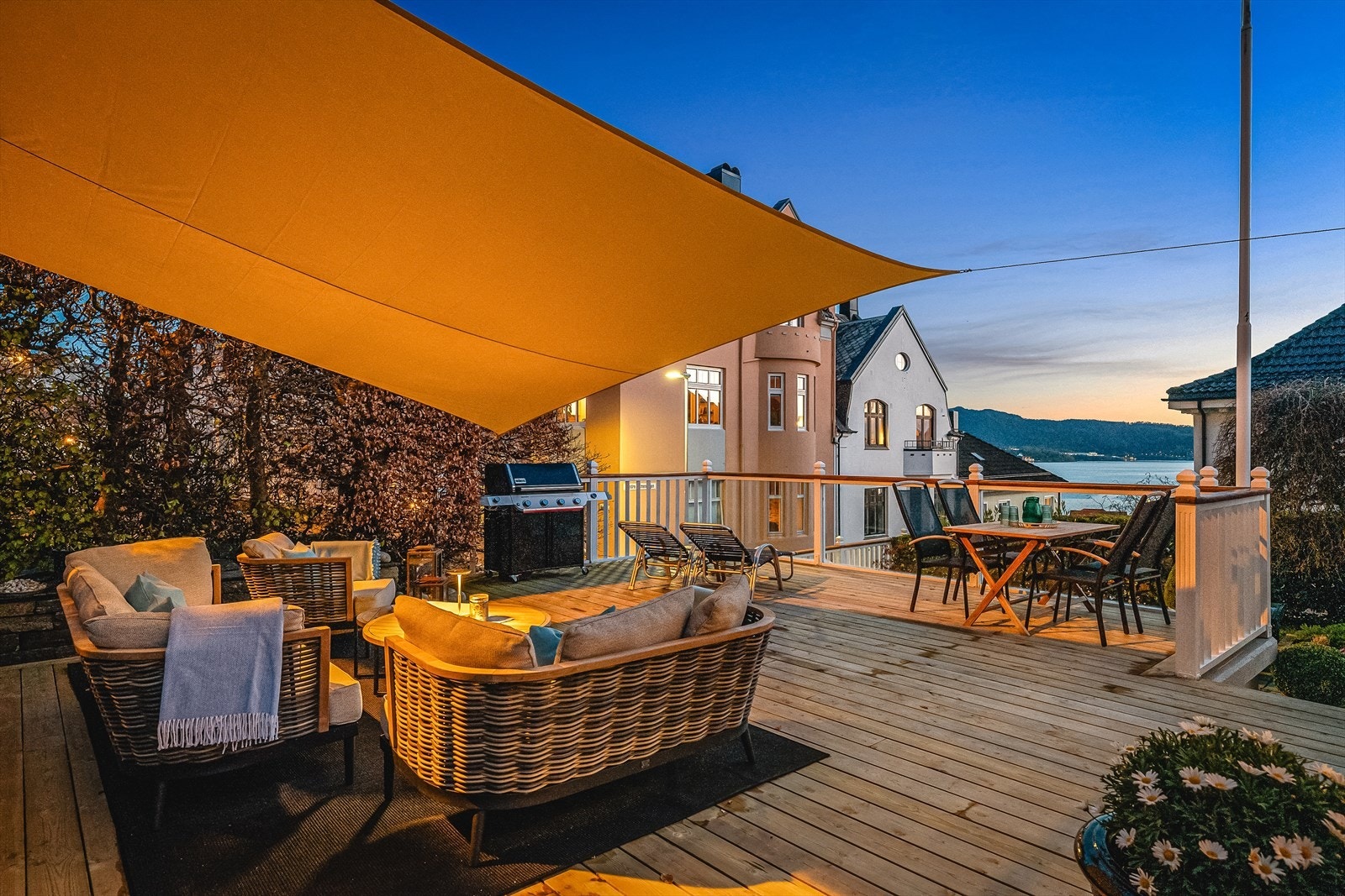 En stor terrasse over garasjen blir et naturlig samlingspunkt, med god plass til flere sittegrupper og grill. Galleribilde