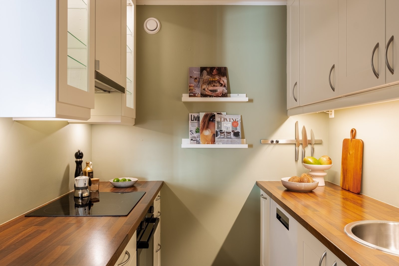 Innredningen er av hvite, lekre fronter samt laminat benkeplate og er utstyrt med platetopp, stekeovn og oppvaskmaskin som medfølger handelen. Galleribilde