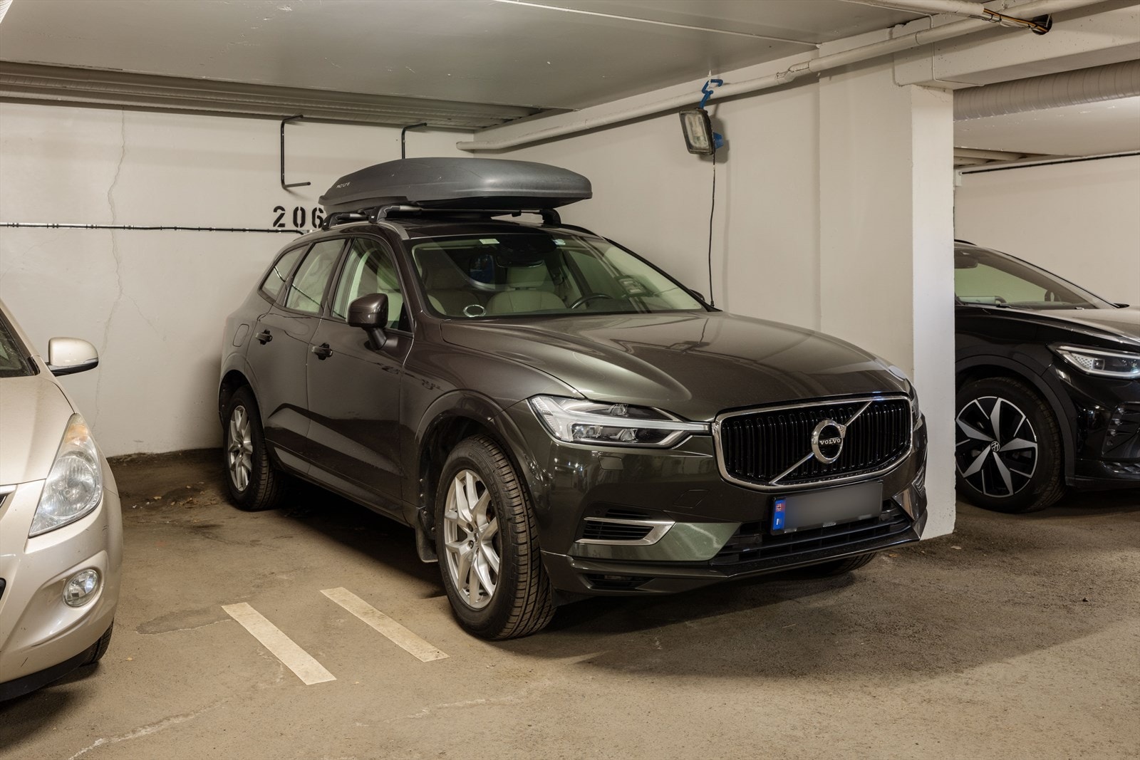 Leiligheten disponerer en garasjeplass i felles anlegg. Garasjen er oppvarmet og har automatisk portåpner. Galleribilde