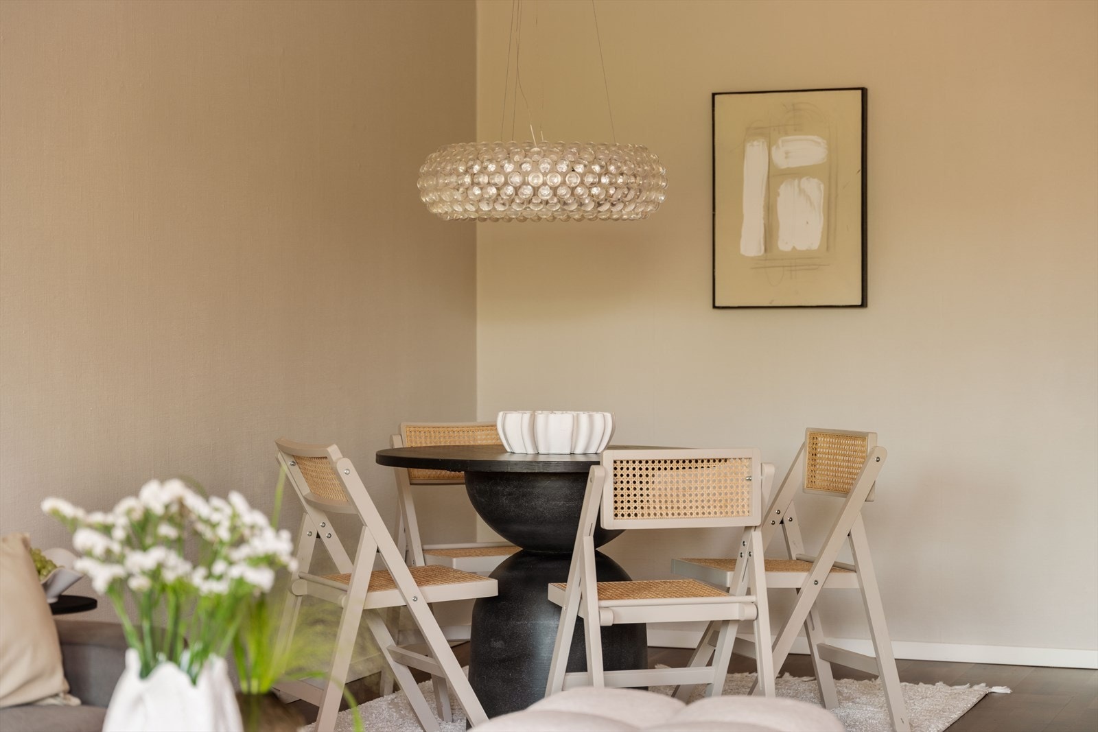 I stuen har man god plass til både sofagruppe og stort spisebord. Galleribilde