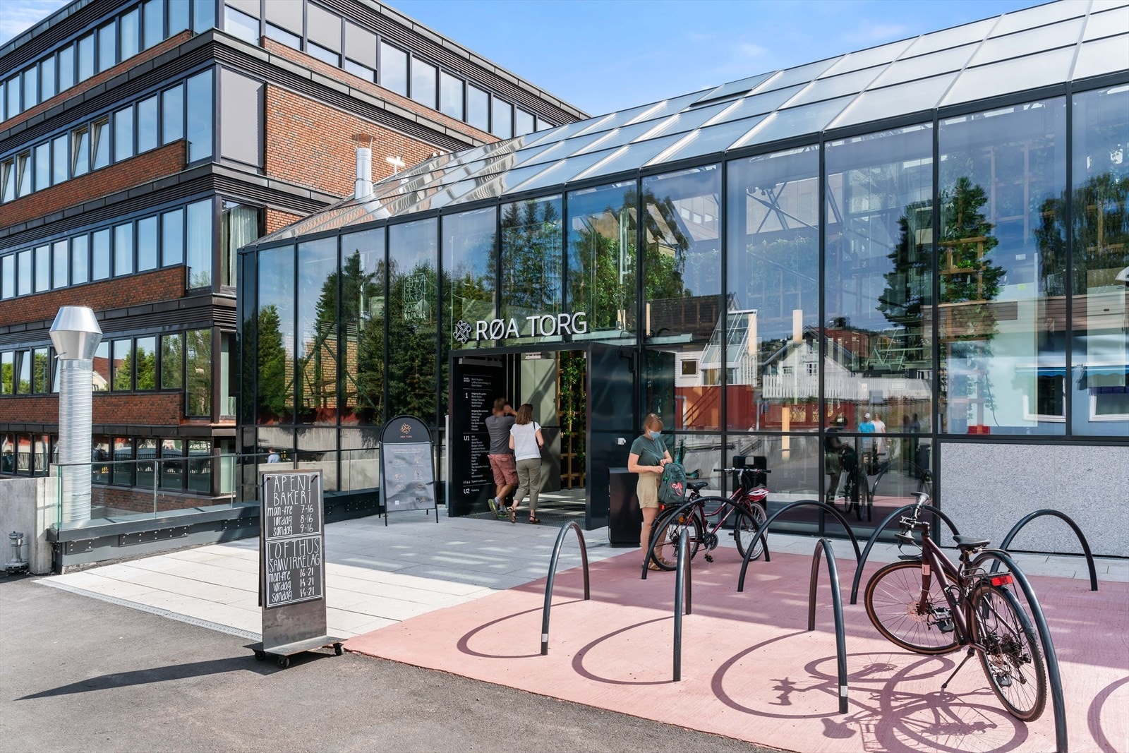 Med Røasenteret og Røa Torg nærliggende, har du ytterligere utvalg av servicetilbud som stor Meny-butikk, Coop Mega, vinmonopol, apotek, post i butikk, treningssentre, bibliotek, frisør, nisjeforretninger samt hyggelige bakerier og spisesteder. Galleribilde