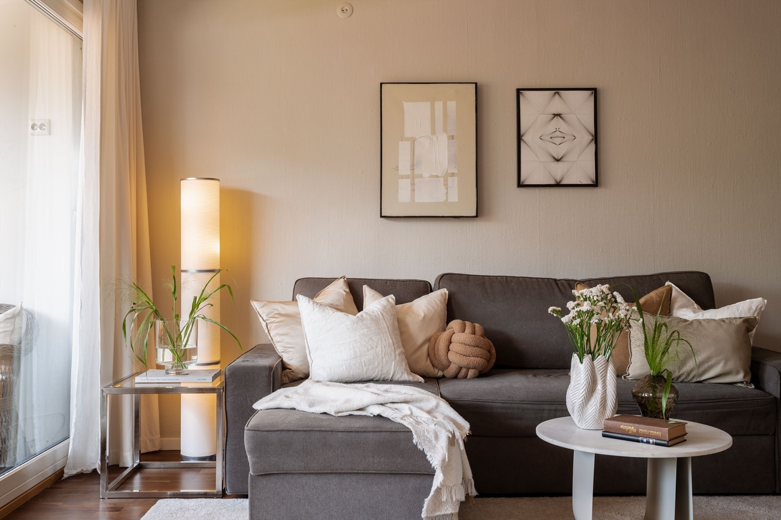 Et sosialt og hyggelig allrom med ulike soner av god størrelse. Galleribilde