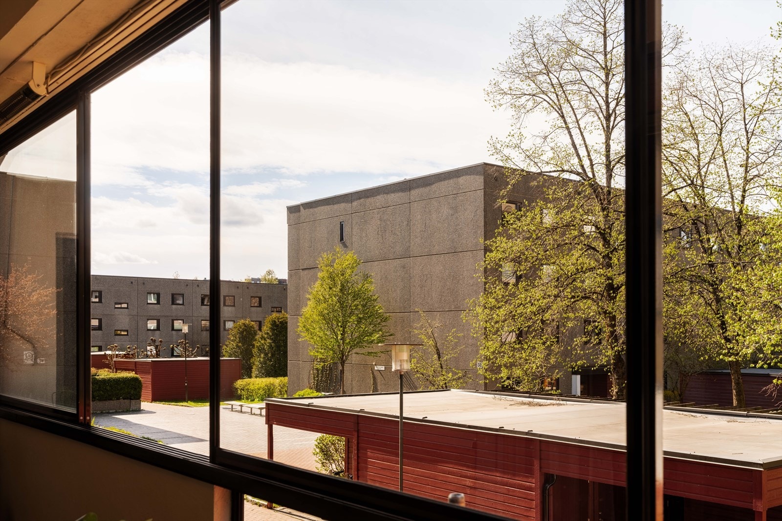 Balkongen har god plass til utemøbler etter ønske. Herfra har du utsikt mot nabolagets hyggelige uteområder! Galleribilde