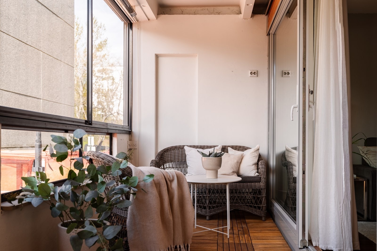 Direkte utgang til en herlig innglasset balkong på ca. 11 m² med gode solforhold. Galleribilde