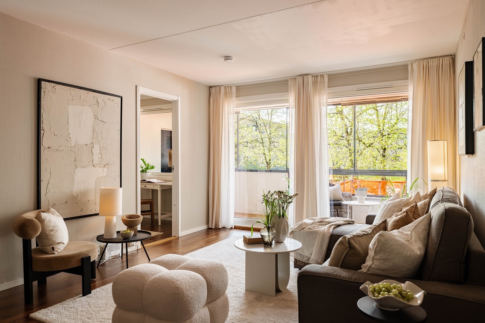 De store vindusflatene slipper inn rikelig med naturlig lys gjennom dagen. Galleribilde