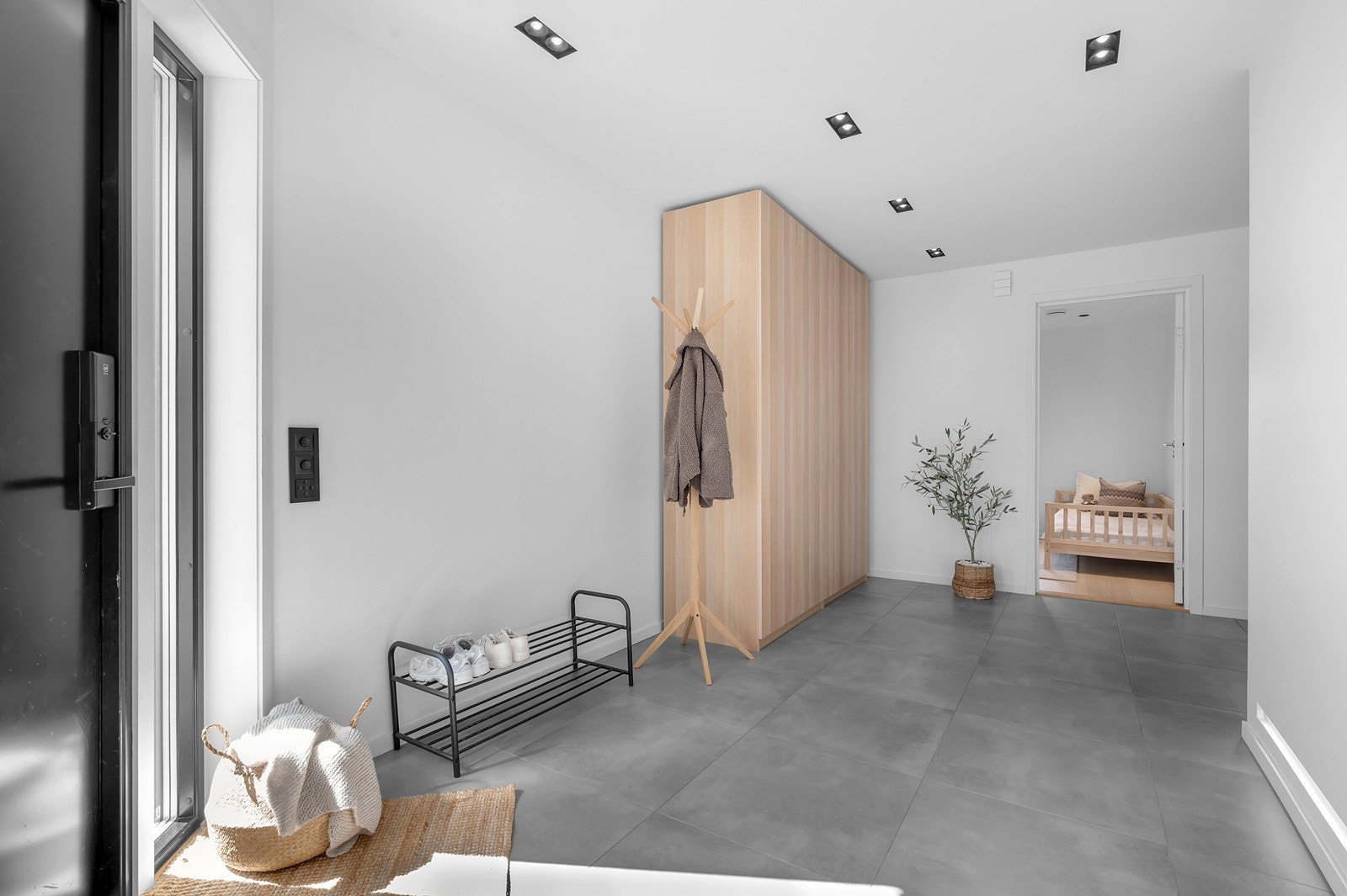 Stor flislagt gang med praktisk garerobeløsning som medfølger salget. Boligen har elektrisk smarthuspakke hvor man kan styre lys via app. Galleribilde
