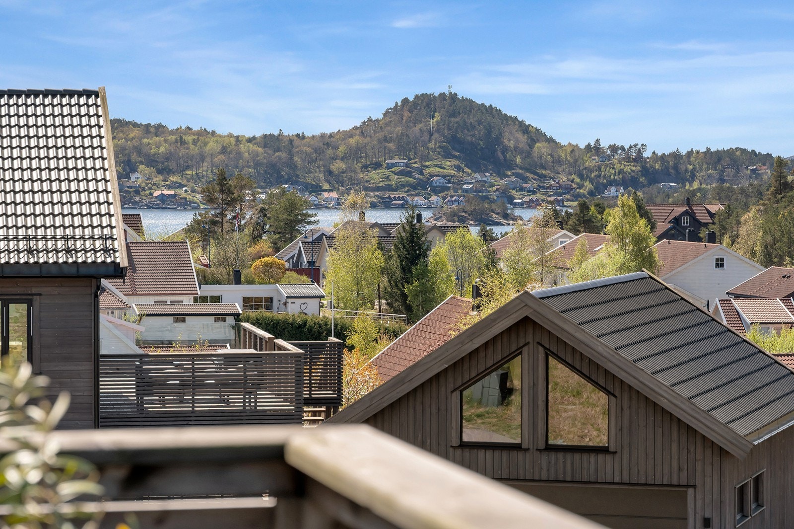 Fra terrassen i 2.etg får du denne nydelige utsikten. Galleribilde