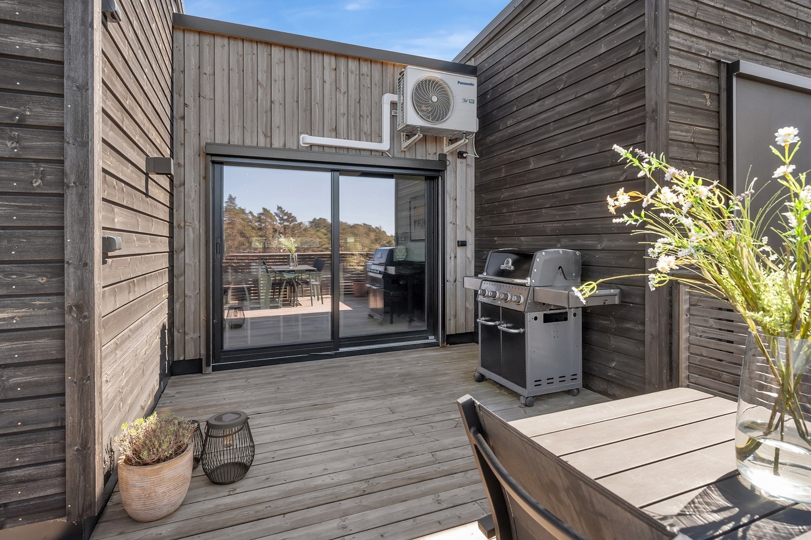 God plass til grillen og en anvendelig plass for sommerhalvåret med belysning og utestikk. Galleribilde