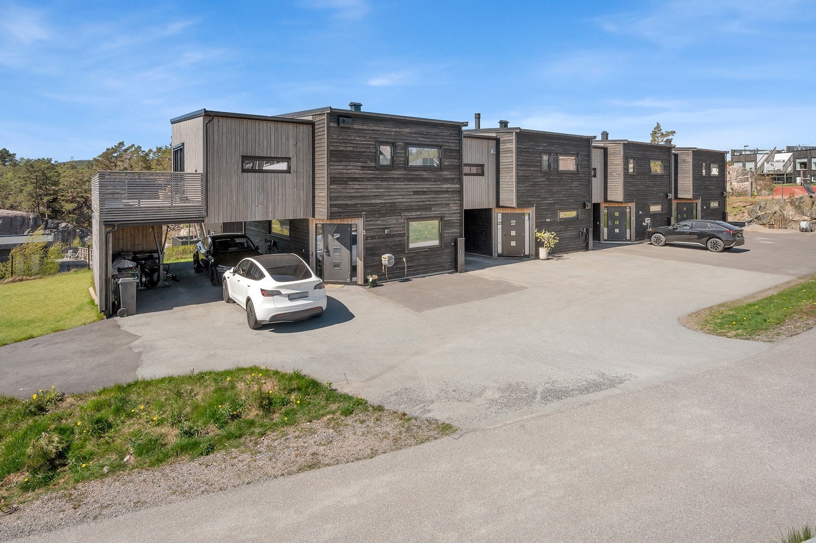 Tomten er felleseiet og man disponerer det som går direkte ut fra boligen slik at man har asfaltert parkering på fremsiden og hage med platting på baksiden. Galleribilde